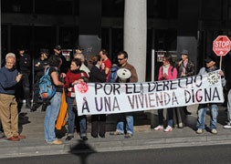 Protesta frente a la sede de Caja España-Duero de Fuente Dorada en Valladolid. / Ricardo Otazo.