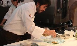 El cocinero soriano Óscar García Marina, durante su ponencia en Soria Gastronómica. / Julián García