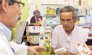 Un jubilado compra medicinas en una farmacia de Valladolid / Henar Sastre