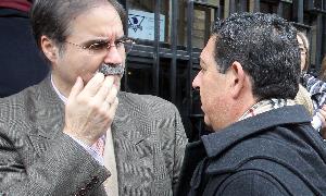 El presidente de la Audiencia de Segovia, Andrés Palomo, charla con el decano de los abogados, Julio Sanz Orejudo, durante la protesta. / A. DE TORRE