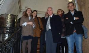 Luis Domingo González, en el centro, junto a Amada de Salas, durante la visita a la bodega en Dueñas. / EL NORTE