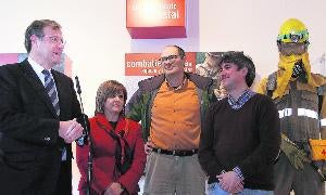 El consejero de Fomento, Antonio Silván, visitó a los alumnos en el Centro contra el Fuego. / P. G.-ICAL