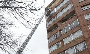 Los bomberos retiran una cornisa en la Plaza San Nicolás