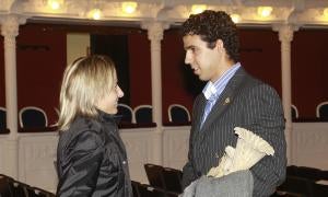 Marta Domínguez y Diego Cosgaya charlan tras la gala. / Merche de la Fuente