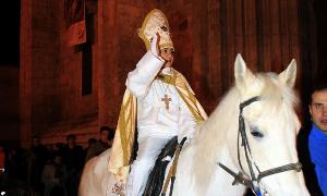 El niño de once años Alejandro Muñoz toma el báculo y la mitra por un día y se convierte en el 'Obispillo' de Palencia