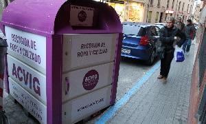 Un contenedor para ropa y calzado usados en la calle Independencia de la capital segoviana. / ANTONIO TANARRO