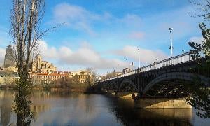 Estampa del puente Enrique Estevan, sobre el Tormes, en Salamanca. / F. G.