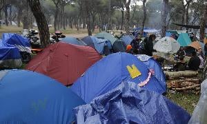 Moteros acampados hoy en el pinar de Puente Duero. / G. Villamil
