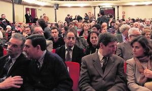 Decenas de personas asisten el Teatro Juan Bravo a la presentación del Instituto. / A. T.