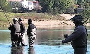 Los pescadores reciben los consejos del instructor. / L. F.