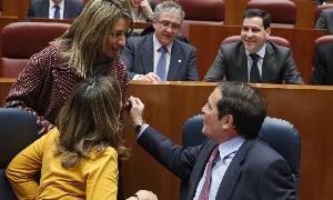 El consejero de Sanidad cambia impresiones en el hemiciclo con sus compañeras de Cultura y Turismo y Familia e Igualdad. / G. Villamil