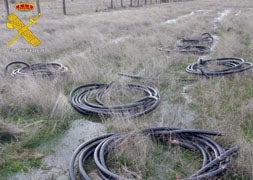 Foto cedida por la Guardia Civil del cable sustraído en Cembranos.