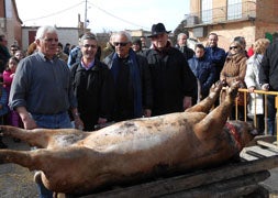 El matarife Jesús Gil, junto al subdirector de El Norte, José Ignacio Foces, el pregonero, José González Torices, y el alcalde de Palazuelo de Vedija, Salvador Fernández. / L. S.