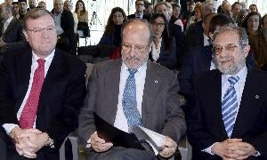 El consejero de Fomento y Medio Ambiente, Antonio Silván; el alcalde de Valladolid, Javier León; y el rector de la Universidad de Valladolid, Marcos Sacristán, en la entrega de los IV Premios de Construcción Sostenible de Castilla y León. / N. G.
