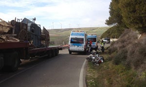 Una mujer fallece y un hombre resulta herido muy grave al colisionar una moto y un camión en Peñaflor de Hornija