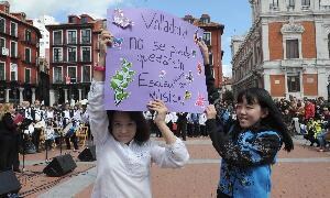 Concierto protesta en la Plaza Mayor en defensa de la Escuela de Música Mariano de las Heras. / A. QUINTERO