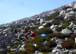Rescate de un trabajador de Medio Ambiente accidentado en la extinción de un incendio en Caldas de Luna  / ICAL