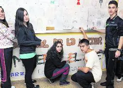 Marta, Ana, Verónica, Omar, Jorge y Dexin, en el instituto. / R. Otazo