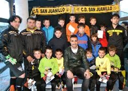 Los guardametas del San Juanillo y sus entrenadores posan con Sergio Asenjo.