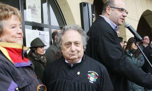 El actor, junto a la enóloga y anterior mondonguera, Isabel Mijares, durante la intervención del alcalde de Villada. S. MUNIOSGUREN-ICAL
