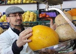 Eulogio Castaño, en su tienda Frutas Casero de la calle Fuente el Sol. / H. Sastre