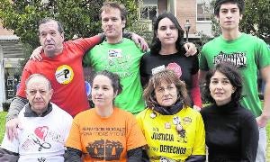 Representantes de las mares roja (parados), verde (educación), negra (funcionarios y desahucios), blanca (sanidad), naranja (servicios sociales) y amarilla (justicia), ayer en Portugalete. / Ricardo Otazo