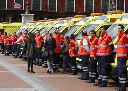 Las nuevas ambulancias en la Plaza Mayor de Valladolid./ G. Villamil