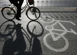 Los ciclistas urbanos rechazan el uso del casco que promueve la DGT