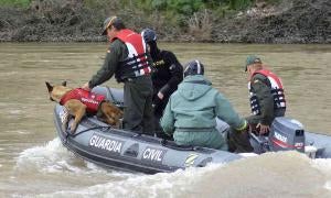 Los Geas rastrean el río con Claus, un pastor belga, en busca del joven desaparecido. / R. Otazo