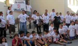 Protesta de vecinos, padres y alumnos de Vallelado el año pasado en el colegio de la localidad. / Cruz Catalina