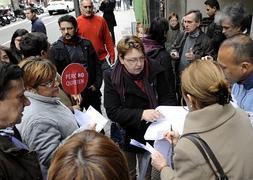 Entrega de firmas de 'Stop Desahucios' en los juzgados de Valladolid./ R. Otazo