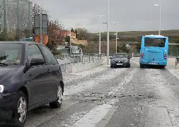 Uno de los hundimientos de la calzada en el tramo superior de la avenida. / ANTONIO DE TORRE