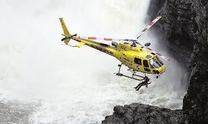 El helicóptero de rescate, en el fondo de la cascada. / Ical
