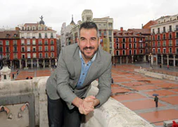 Óscar de Rivera en el balcón del Ayuntamiento de Valladolid. / Henar Sastre.
