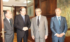 Tomás Villanueva; el presidente de la Junta, Juan Vicente Herrera; el presidente de Unicaja, Braulio Medel, y el de Caja España-Caja Duero, Evaristo del Canto durante la reunion que mantuvieron en la Junta / H. Sastre