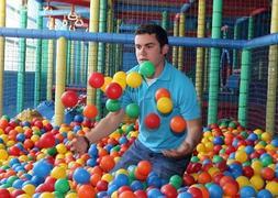 El joven empresario Ángel Jolín en la piscina de bolas del Ocean Park, en el centro comercial Parquesol Plaza. / Henar Sastre