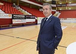 Simón posa en la pista del polideportivo Huerta del Rey. MIGUEL ÁNGEL SANTOS