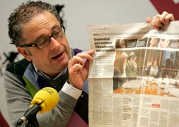 Javier Chamorro muestra una página de El Norte de Castilla, en noviembre de 2011. / Ical