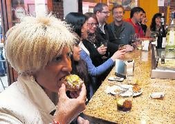 Pilar prueba el pincho de tartar de atún rojo con picadura de tomate caramelizado y crema de aguacate, de La Cárcava . / Ramón Gómez