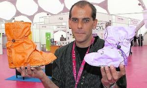 Ruedas para la nieve, fundas impermeables o escaleras 'niveladoras' compiten por el favor del público en la II Feria de Inventos
