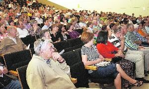 Los vecinos de Torrelago durante la reunión. / S. BERMEJO