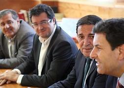Antonio María Sáez, Óscar López,  Carlos Fernández Carriedo y Julián Simón, mantienen una reunión en la consejería de Sanidad./ Ical - Eduardo Margareto