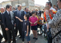 El expresidente José María Aznar, en la localidad zamorana de Carbajales de Alba. / J. L. Leal-Ical