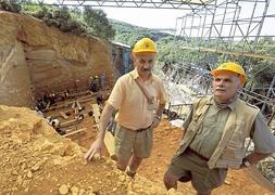 Bermúdez de Castro –izquierda– y Eudald Carbonell, en el yacimiento de Atapuerca. / P. DESMAZES-AFP