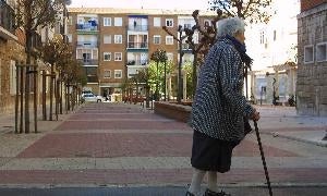 Una mujer pasea por el barrio del Cuatro de Marzo. / G. VILLAMIL