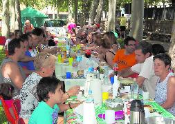 Algunos de los asistentes, durante la comida en el paseo de la arboleda