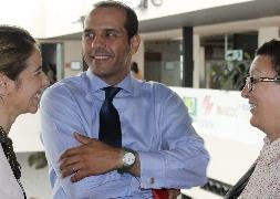 Juan Verde, con dos alumnas del curso de la UPM en el que participa en La Granja. / EFE