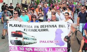 Los manifestantes recorren ayer la Calle Mayor en la protesta convocada por la Plataforma en Defensa del Ferrocarril / Merche de la Fuente