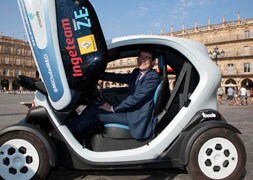 Fernández Mañueco a bordo de un Renault Twizy en la presentación de la iniciativa 'Smartcity'./ D.Arranz-ICAL