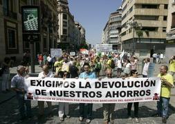 Manifestación en León de los afectados por las preferentes de Castilla y León y Asturias./ Carlos S. Campillo-Ical